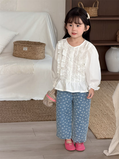 青いフラワープリントのデニムワイドパンツ、前面の柄とウエスト周りが見える