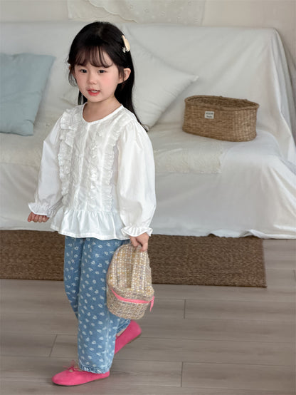 青い小花柄デニムパンツ、足元までの丈とワイドシルエットが見える