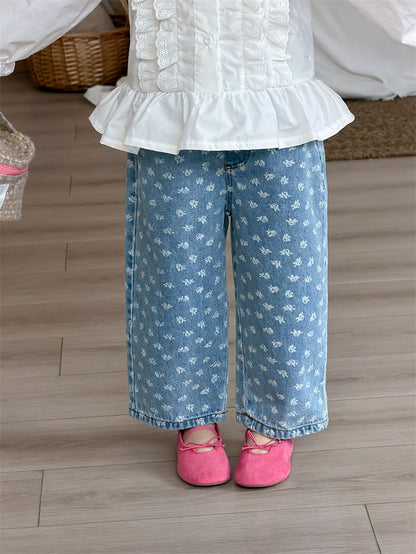 青い小花柄プリントのデニムパンツ、ストレート寄りのワイド裾