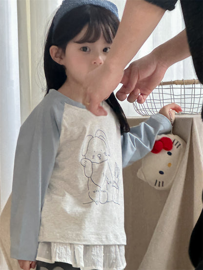 ラグラン長袖Tシャツ、ライトブルーのラグラン袖とくまの線画プリント