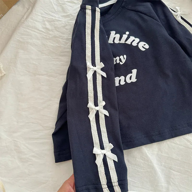 長袖Tシャツ キッズトップス サイドダブルリボンラインレターロゴプリント長袖Tシャツ 2カラー【mh0006769】