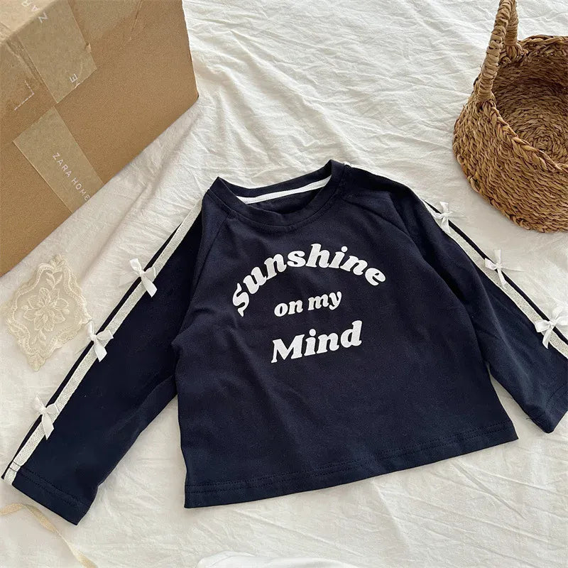 長袖Tシャツ キッズトップス サイドダブルリボンラインレターロゴプリント長袖Tシャツ 2カラー【mh0006769】