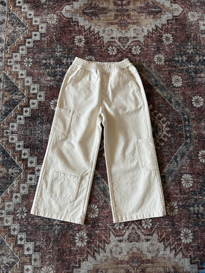 デニム調カーゴパンツ（ベージュ）ワイドシルエット、フロントカーゴポケット