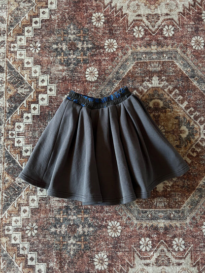 ダークグレーのフレアスカート、ウエスト総ゴムと青い刺しゅう風切替
