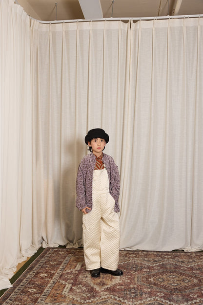 オフホワイトのキルティング中綿ビブサロペット、ゆったりしたストレートな形