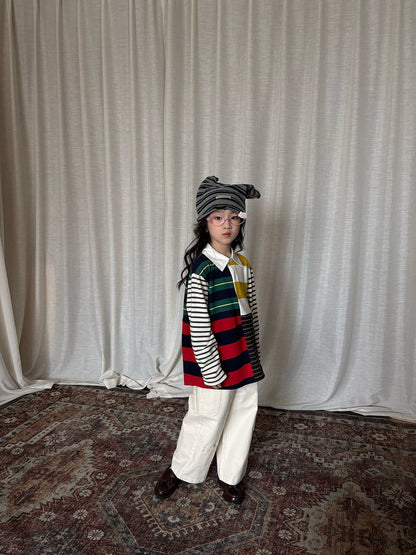ベージュの起毛デニムカーゴパンツ、フロントのゆとりと太めのワイドシルエット