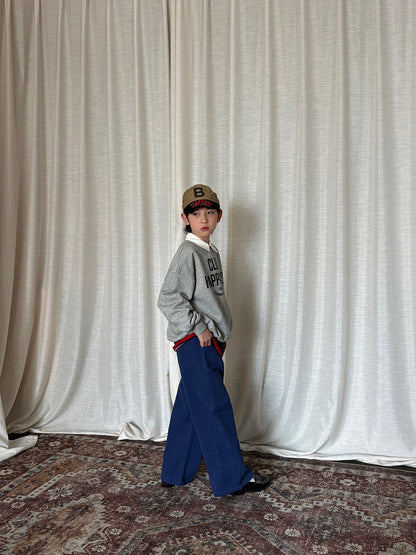 ネイビーの起毛デニムカーゴパンツ、サイドポケット付きで脚まわりゆったり