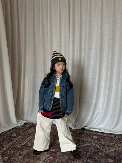 ネイビーの起毛デニムカーゴパンツ、ワイドな脚まわりとポケット付き