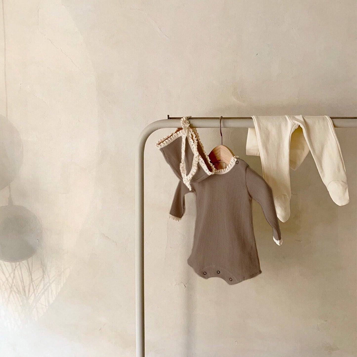 -ベビーロンパース ボンネットセット レース縁取り 長袖ロンパース 帽子セット 3カラー【mh0000388】 - mamahalo shop - 長袖ロンパース -  べビー服 - 子供服 - 男の子 - 女の子