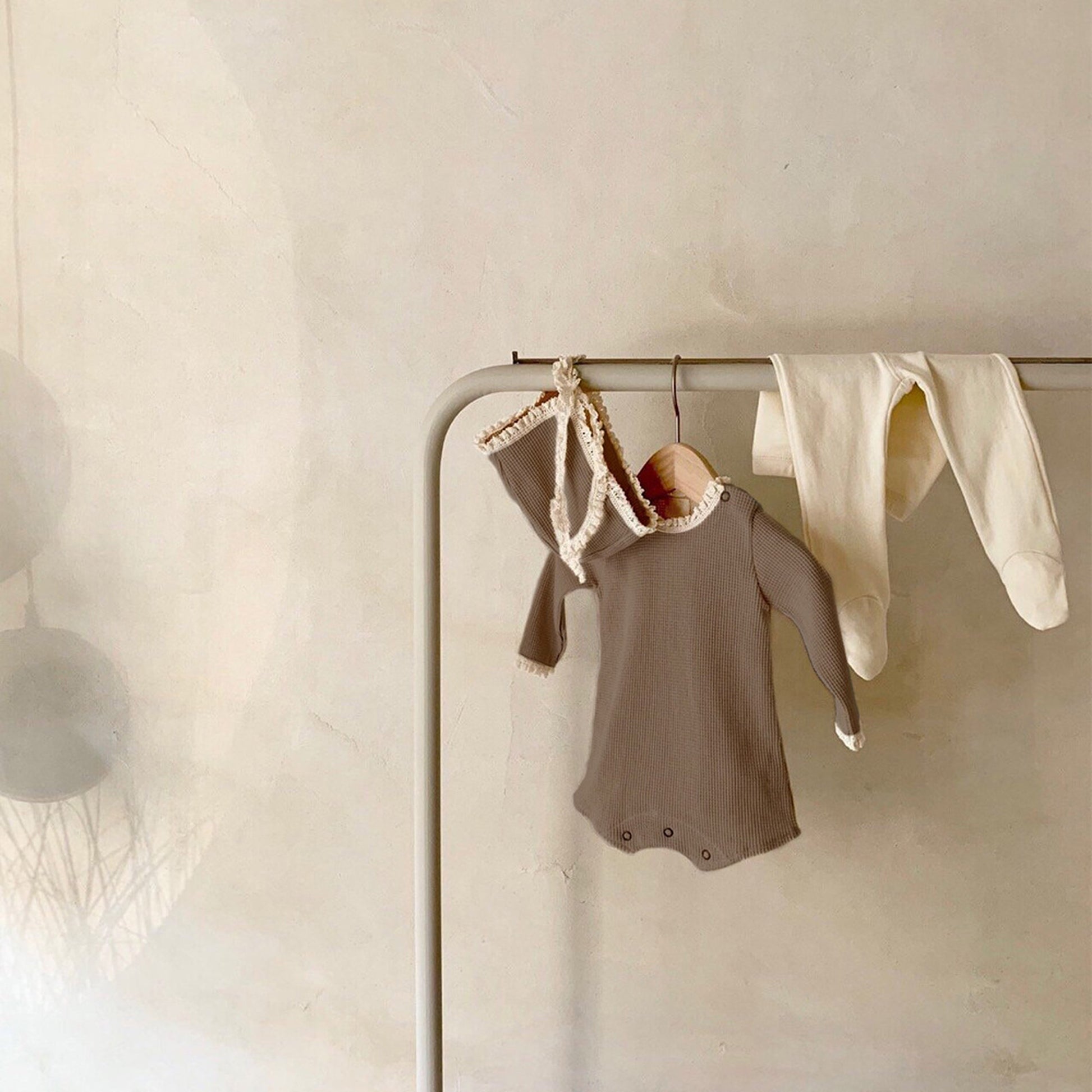 -ベビーロンパース ボンネットセット レース縁取り 長袖ロンパース 帽子セット 3カラー【mh0000388】 - mamahalo shop - 長袖ロンパース -  べビー服 - 子供服 - 男の子 - 女の子