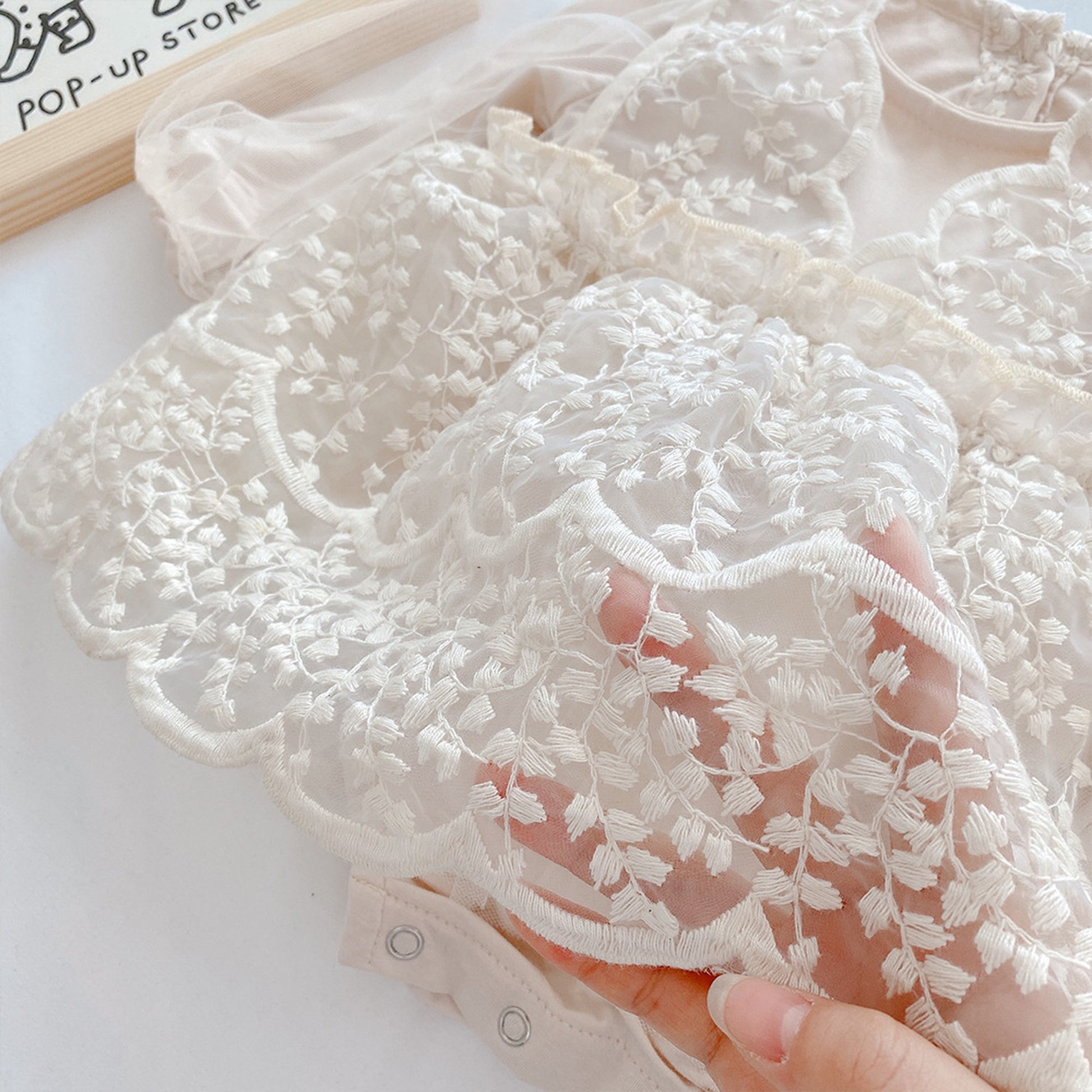 -ベビーロンパース フラワー レース 刺繍 スカート ドレスロンパース【mh0000068】 - mamahalo shop - 長袖ロンパース -  べビー服 - 子供服 - 男の子 - 女の子