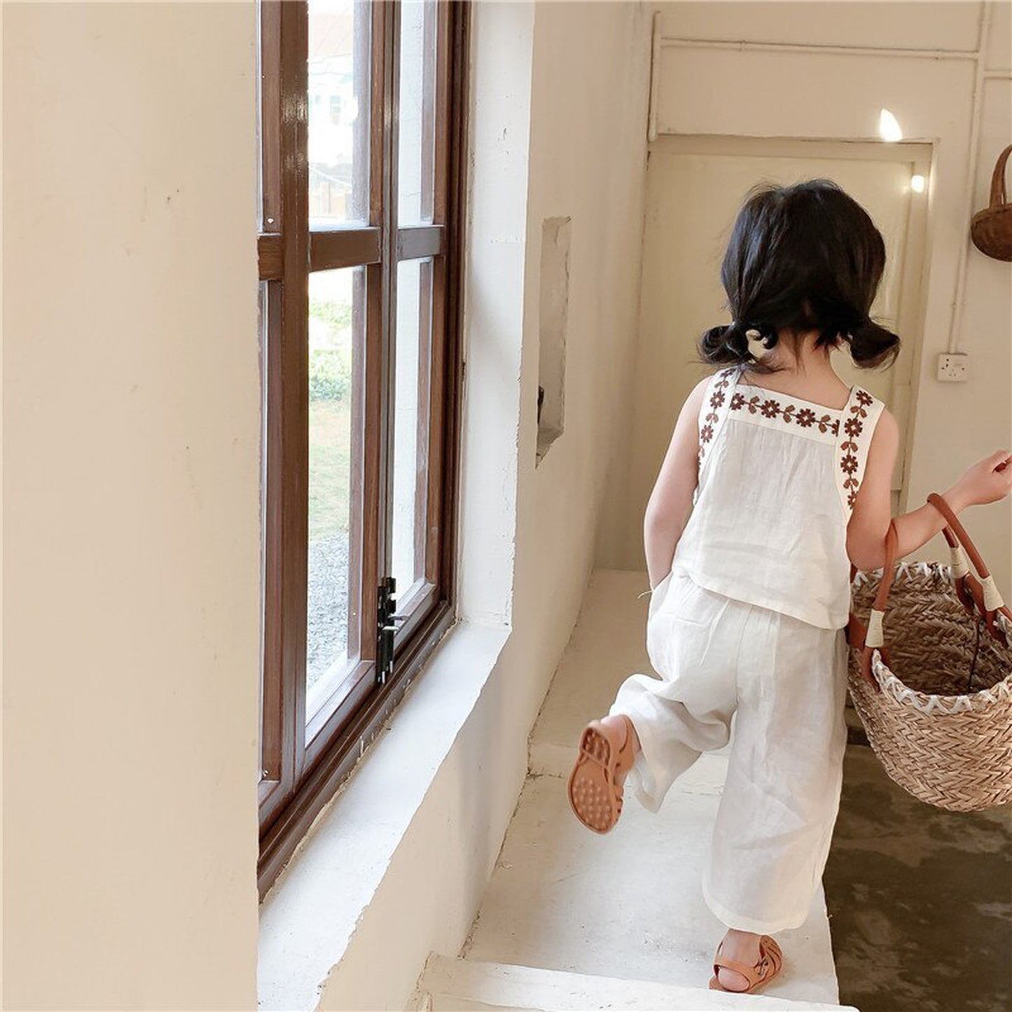 -キッズ セットアップ フラワー 刺繍 ノースリーブ ブラウス ワイド パンツ - mamahalo shop - ノースリーブセットアップ -  べビー服 - 子供服 - 男の子 - 女の子