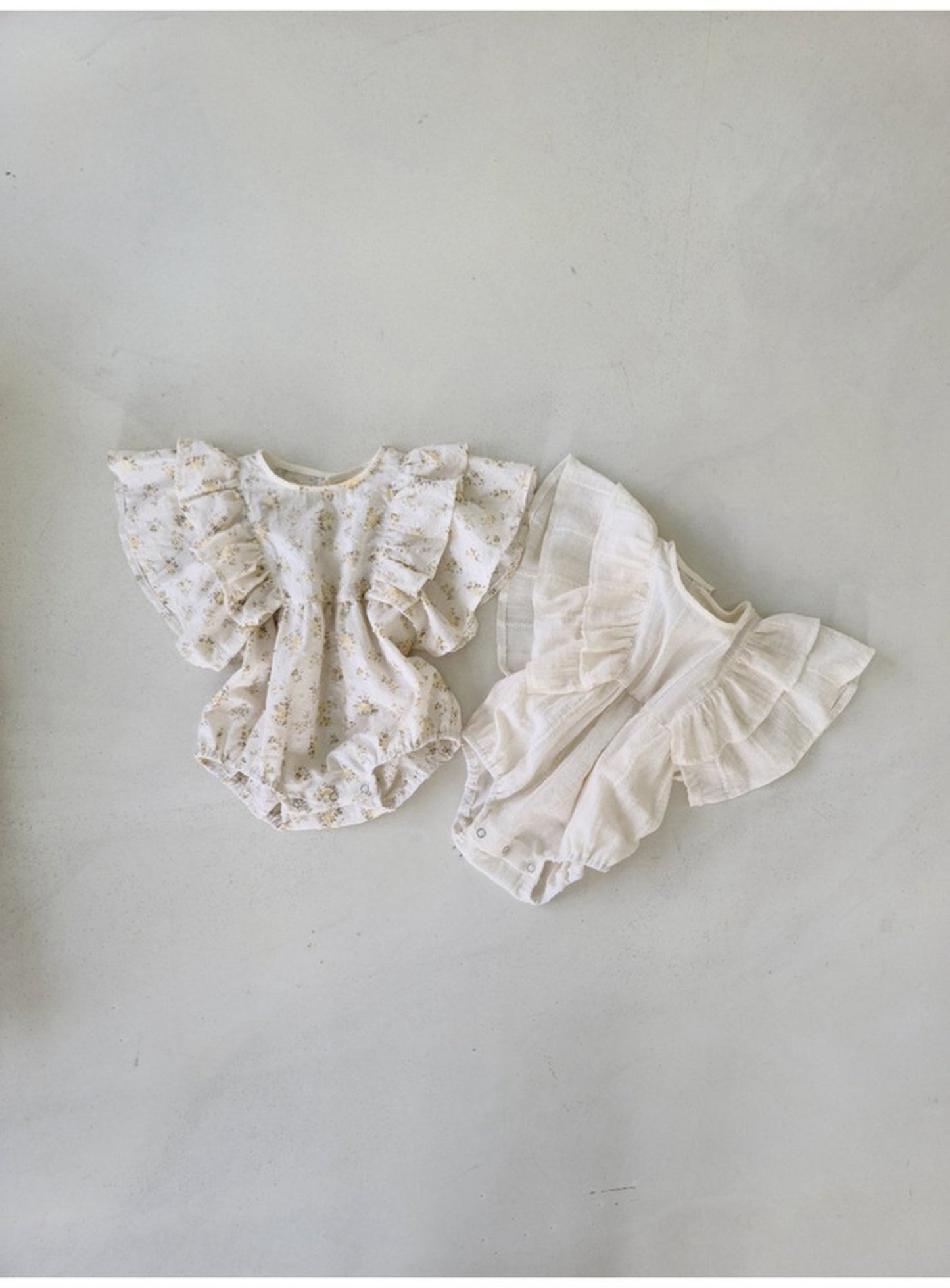 -ベビー ラッフルフリル バタフライスリーブ フラワー 無地 ロンパース - mamahalo shop - 半袖ロンパース -  べビー服 - 子供服 - 男の子 - 女の子