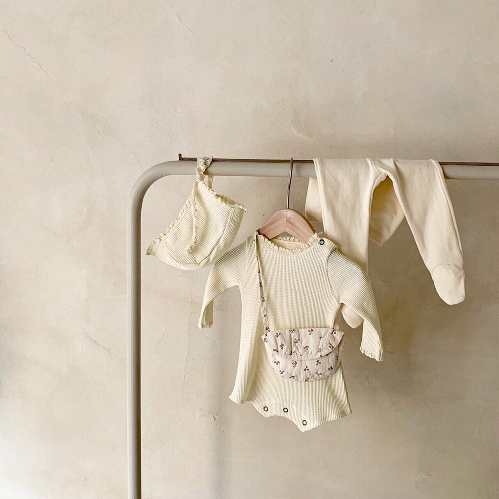 -ベビーロンパース ボンネットセット レース縁取り 長袖ロンパース 帽子セット 3カラー【mh0000388】 - mamahalo shop - 長袖ロンパース -  べビー服 - 子供服 - 男の子 - 女の子