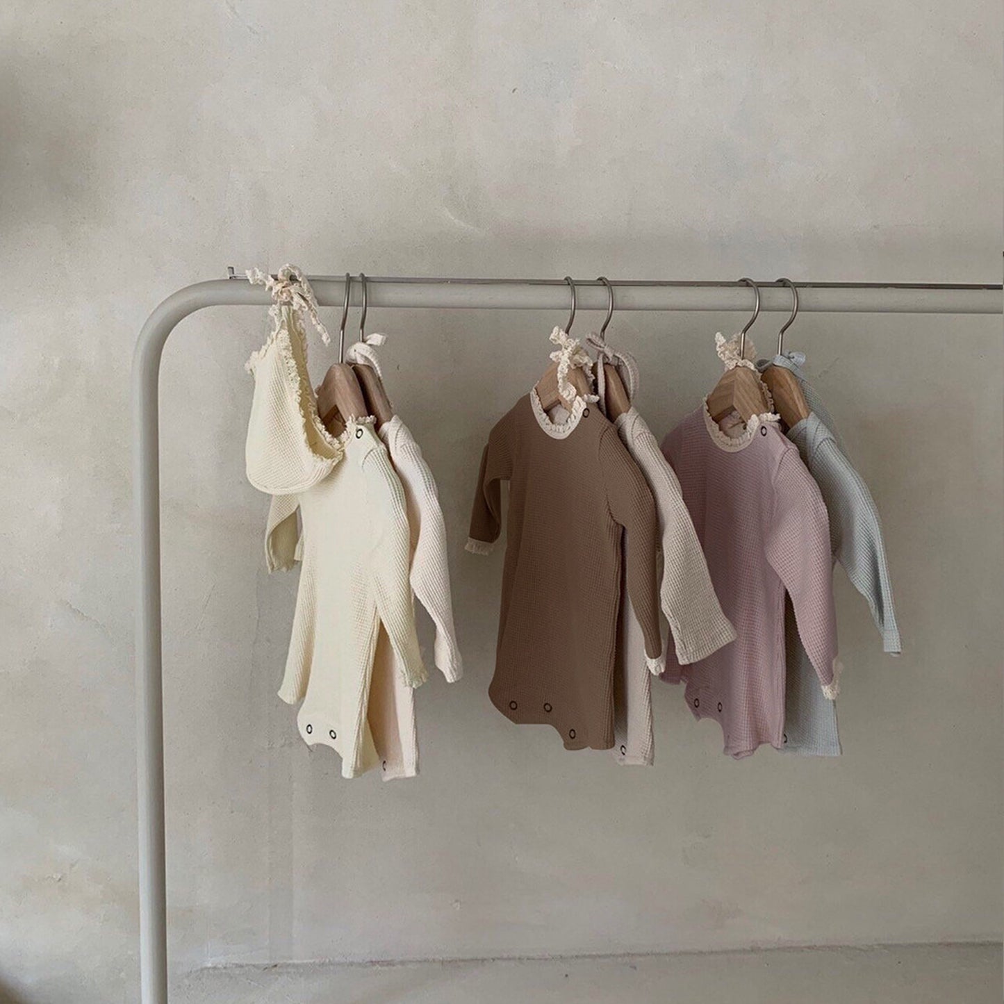 -ベビーロンパース ボンネットセット レース縁取り 長袖ロンパース 帽子セット 3カラー【mh0000388】 - mamahalo shop - 長袖ロンパース -  べビー服 - 子供服 - 男の子 - 女の子