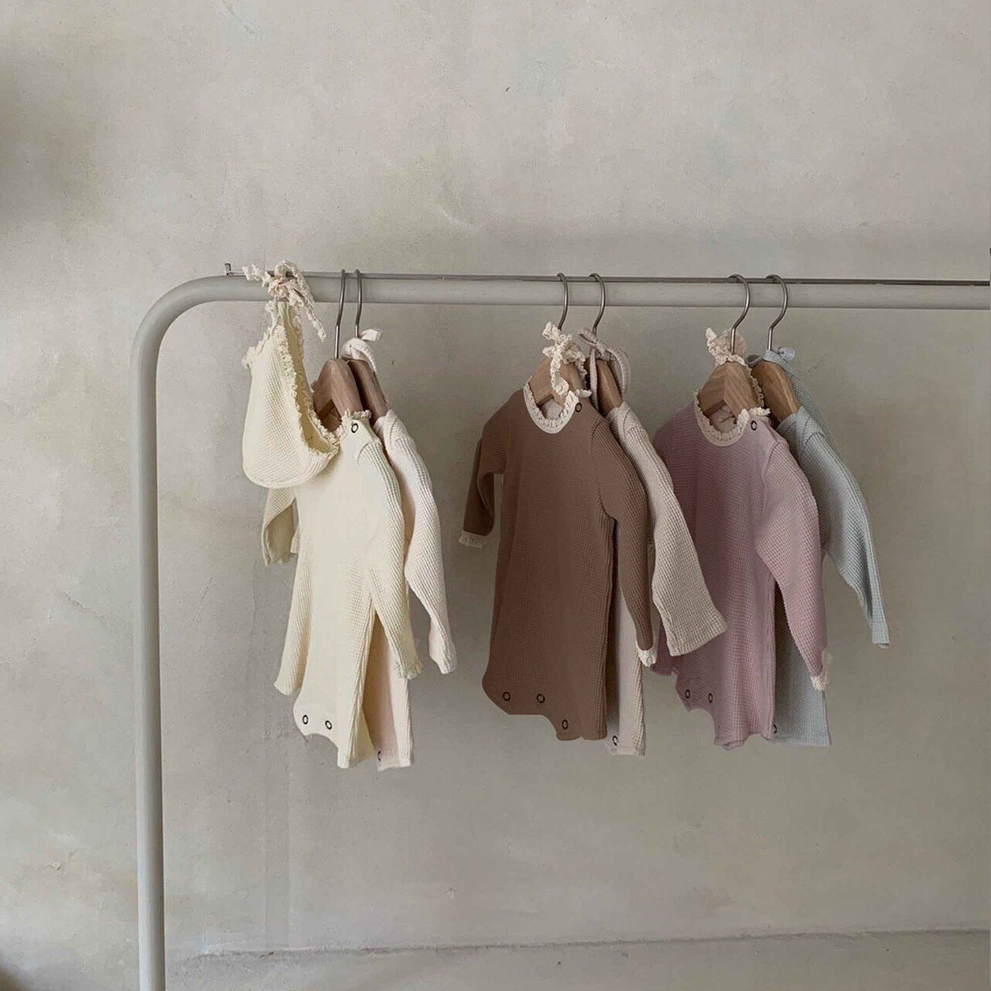 -ベビーロンパース ボンネットセット レース縁取り 長袖ロンパース 帽子セット 3カラー【mh0000388】 - mamahalo shop - 長袖ロンパース -  べビー服 - 子供服 - 男の子 - 女の子