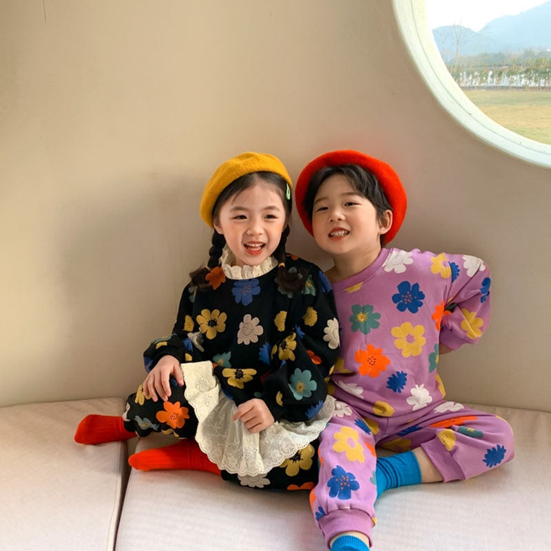 -キッズ カラフル レトロフラワー ボーイズ ガールズ 長袖 トップス パンツ セットアップ ブラック パープル リンク 兄弟 姉妹 お揃い コーデ【mh0002297】 - mamahalo shop - 長袖セットアップ -  べビー服 - 子供服 - 男の子 - 女の子