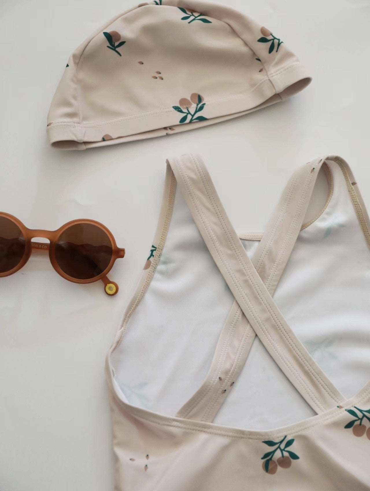 -キッズ ガールズ 女の子 ワンピース 水着 スイムウェア ラッシュガード 帽子 セット【mh0001414】 - mamahalo shop - ベビー用水着 -  べビー服 - 子供服 - 男の子 - 女の子