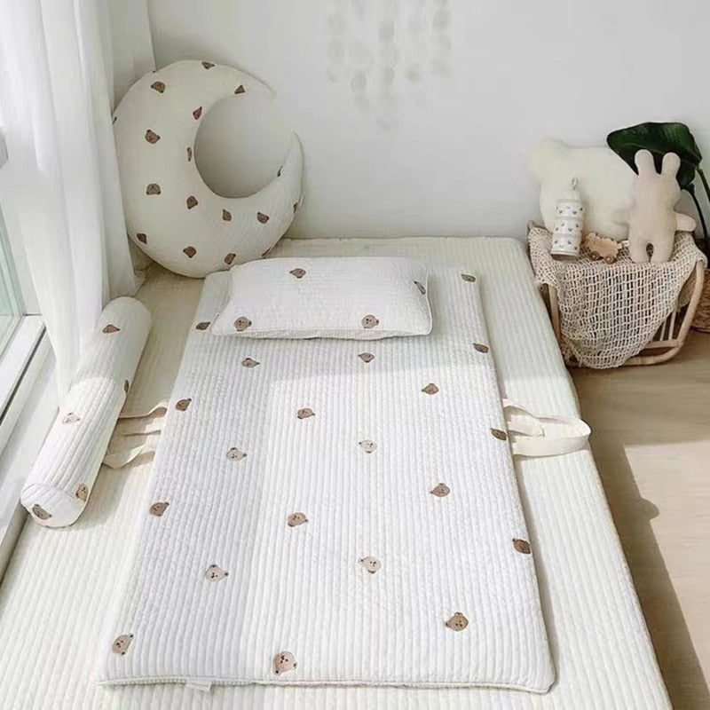 -ベビー キルティング 刺繍 お昼寝 マット ポータブル 折りたたみ くま うさぎ オリーブ チェリー りす - mamahalo shop - ベビーブランケット・タオル -  べビー服 - 子供服 - 男の子 - 女の子