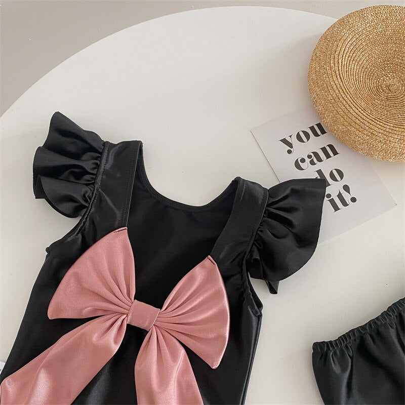 -キッズ 水着 ワンピース ブラック バックリボン フリル 帽子 セット スイムウェア【mh0001891】 - mamahalo shop - ベビー用水着 -  べビー服 - 子供服 - 男の子 - 女の子