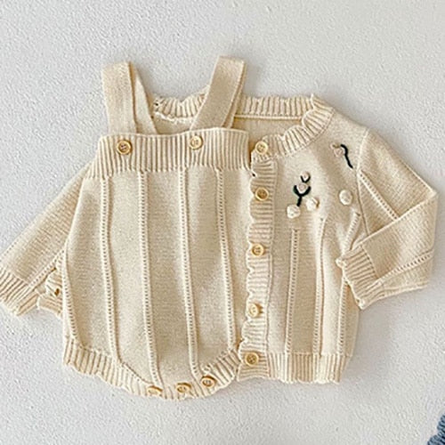 -ベビー ニット セットアップ フラワー 刺繍 カーディガン サスペンダー ロンパースベビー ニット セットアップ フラワー 刺繍 カーディガン サスペンダー ロンパース【mh0001024】 - mamahalo shop - カーディガン・パーカー -  べビー服 - 子供服 - 男の子 - 女の子