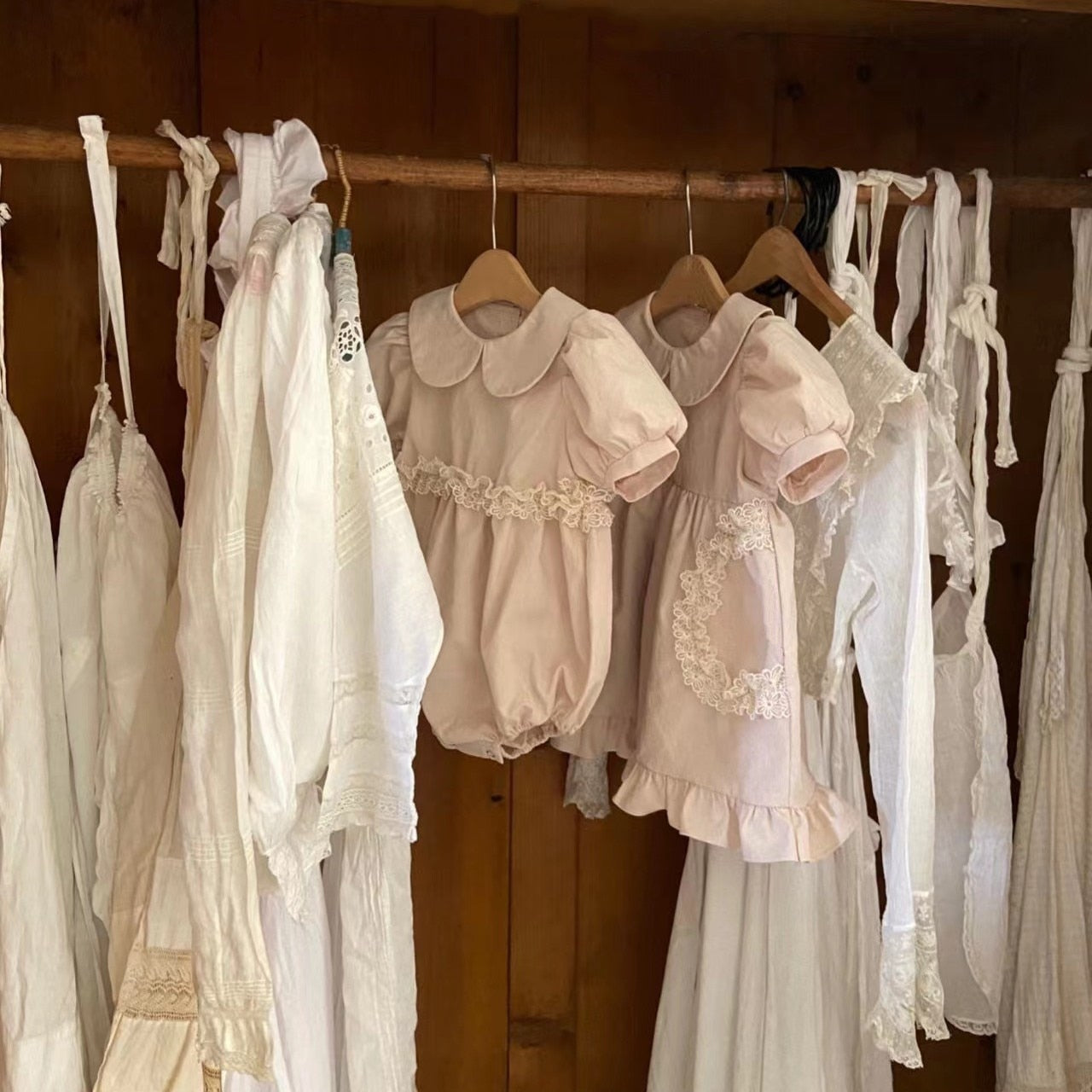 -ベビー キッズ レース フリル 丸襟 半袖 ロンパース ワンピース リンク 姉妹 お揃い コーデ ガールズ【mh0002622】 - mamahalo shop - 半袖ロンパース -  べビー服 - 子供服 - 男の子 - 女の子