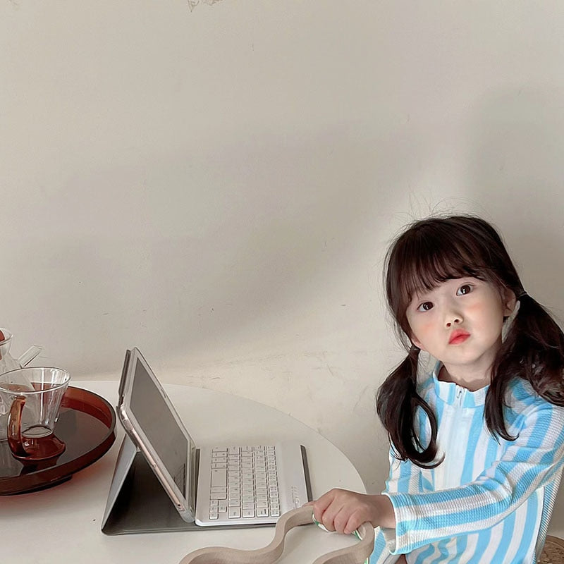 -キッズ 長袖 ワンピース 水着 ストライプ ラッシュガード スイムウェア 帽子 セット【mh0001521】 - mamahalo shop - ベビー用水着 -  べビー服 - 子供服 - 男の子 - 女の子