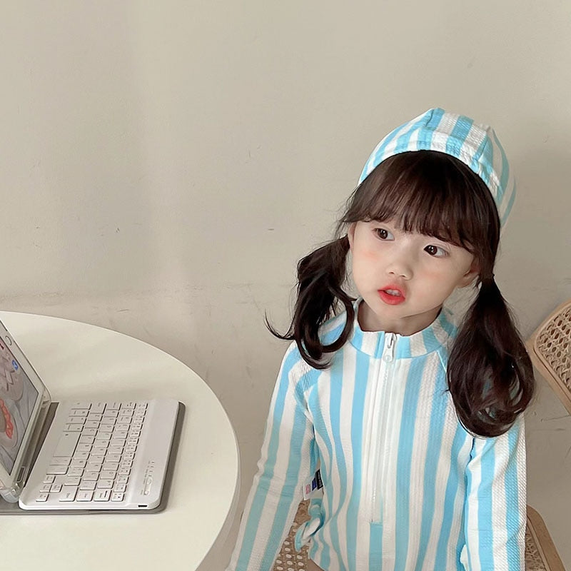 -キッズ 長袖 ワンピース 水着 ストライプ ラッシュガード スイムウェア 帽子 セット【mh0001521】 - mamahalo shop - ベビー用水着 -  べビー服 - 子供服 - 男の子 - 女の子