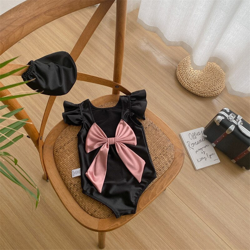 -キッズ 水着 ワンピース ブラック バックリボン フリル 帽子 セット スイムウェア【mh0001891】 - mamahalo shop - ベビー用水着 -  べビー服 - 子供服 - 男の子 - 女の子