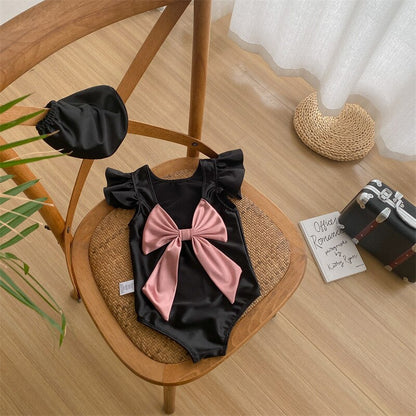 -キッズ 水着 ワンピース ブラック バックリボン フリル 帽子 セット スイムウェア【mh0001891】 - mamahalo shop - ベビー用水着 -  べビー服 - 子供服 - 男の子 - 女の子