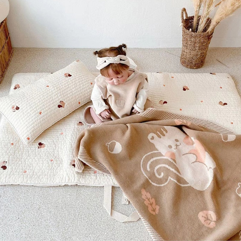 -ベビー キルティング 刺繍 お昼寝 マット ポータブル 折りたたみ くま うさぎ オリーブ チェリー りす - mamahalo shop - ベビーブランケット・タオル -  べビー服 - 子供服 - 男の子 - 女の子