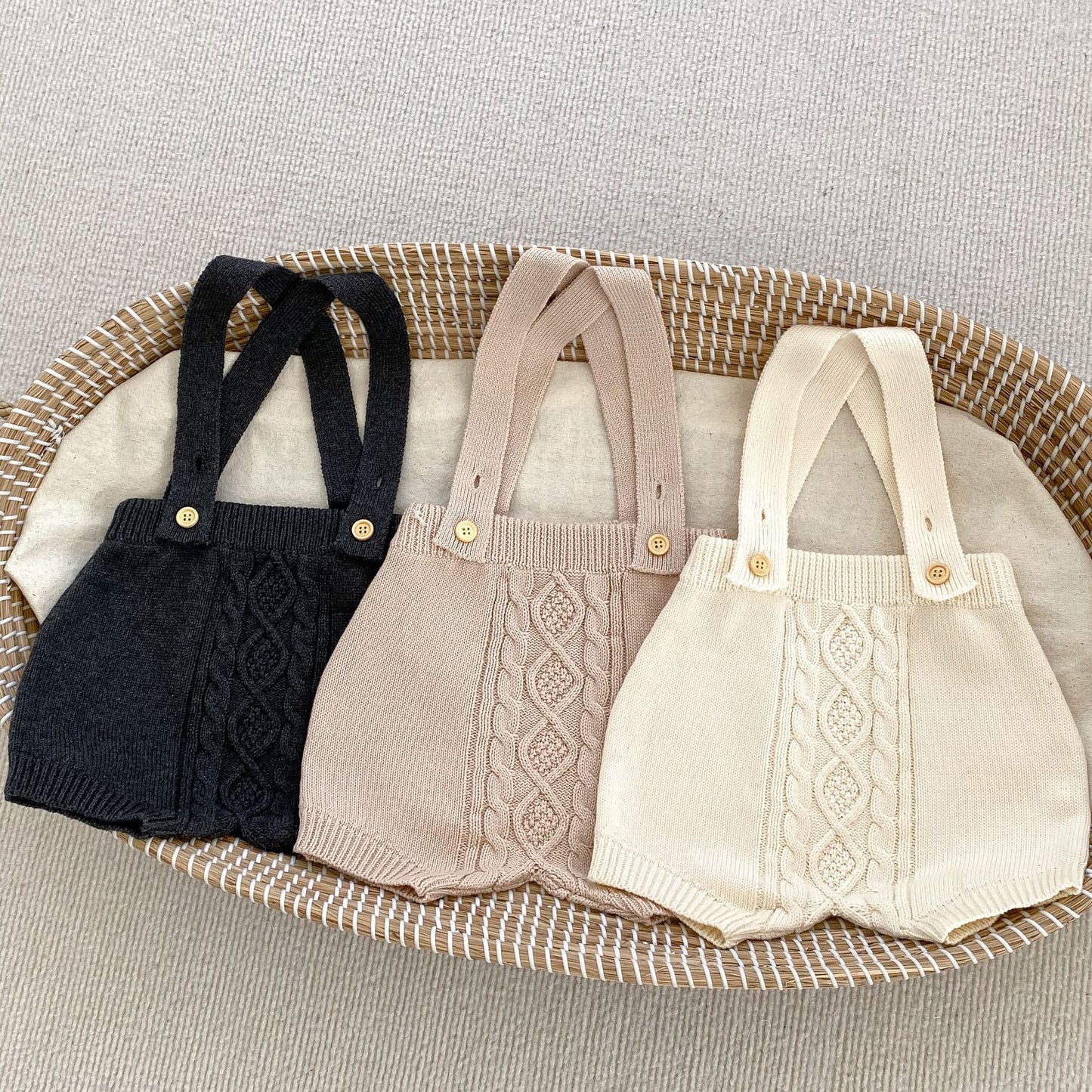 -ベビー アランニット ケーブル編み サスペンダー ニット バルーン パンツ ショートパンツ サロペット ホワイト ベージュ ダークグレー ユニセックス 6999 - mamahalo shop - サロペットパンツ・サスペンダーパンツ -  べビー服 - 子供服 - 男の子 - 女の子