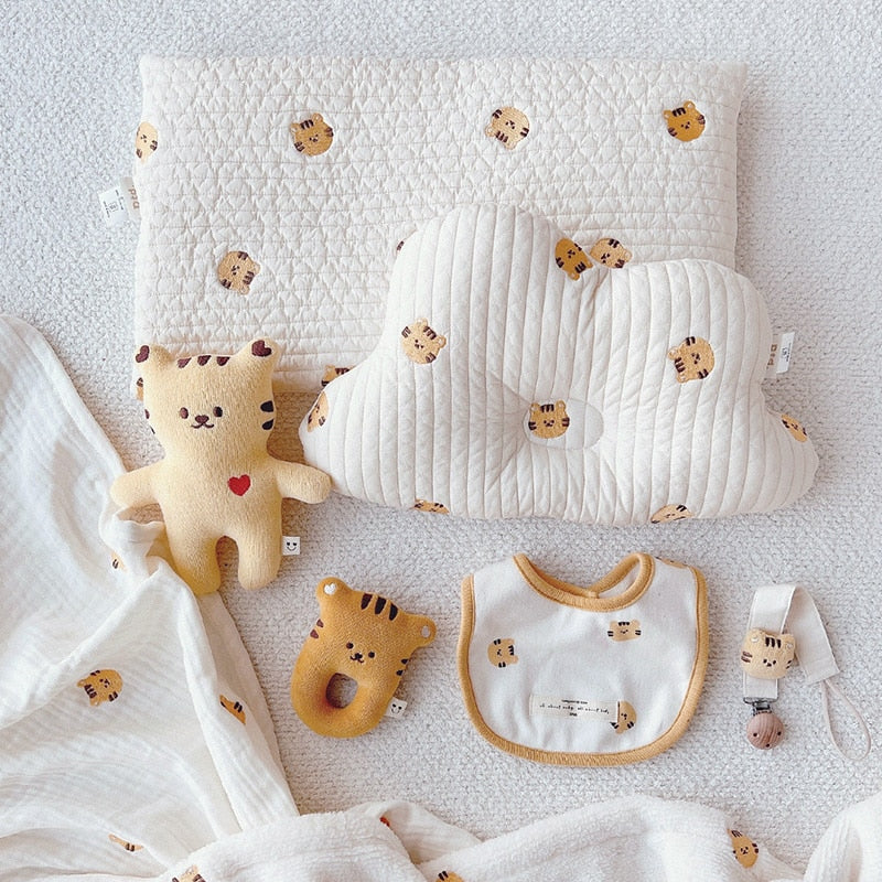 -ベビー くま ベア 刺繍 雲の形 枕 ピロー - mamahalo shop - ベビー寝具 -  べビー服 - 子供服 - 男の子 - 女の子