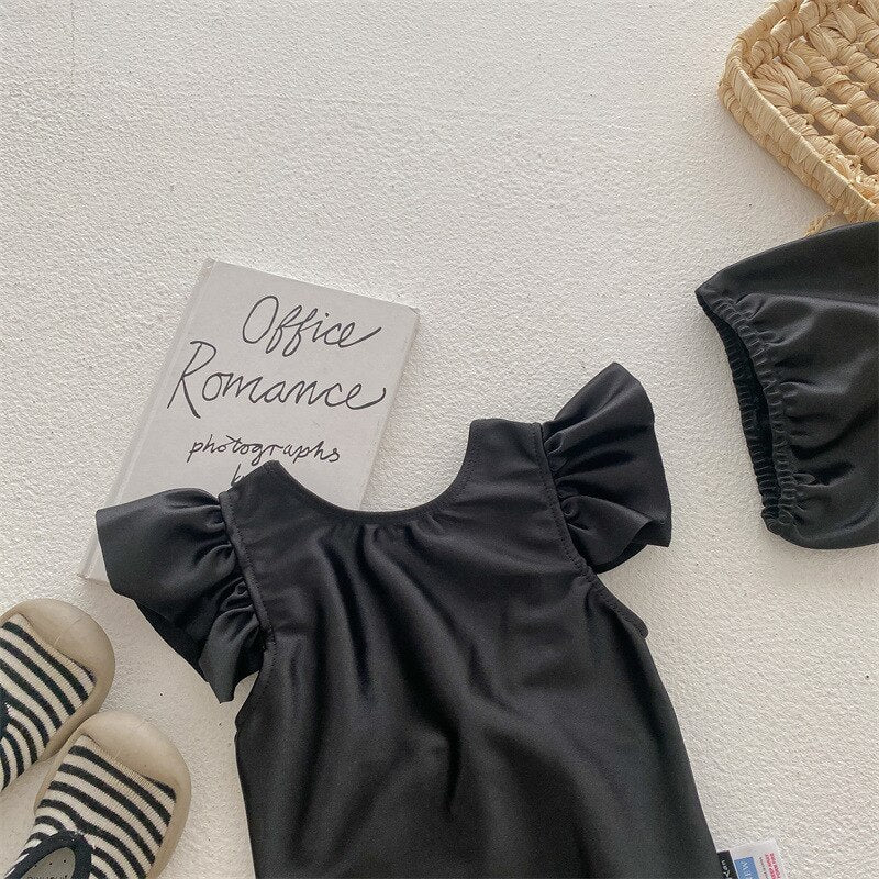 -キッズ 水着 ワンピース ブラック バックリボン フリル 帽子 セット スイムウェア【mh0001891】 - mamahalo shop - ベビー用水着 -  べビー服 - 子供服 - 男の子 - 女の子