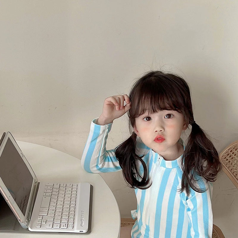 -キッズ 長袖 ワンピース 水着 ストライプ ラッシュガード スイムウェア 帽子 セット【mh0001521】 - mamahalo shop - ベビー用水着 -  べビー服 - 子供服 - 男の子 - 女の子