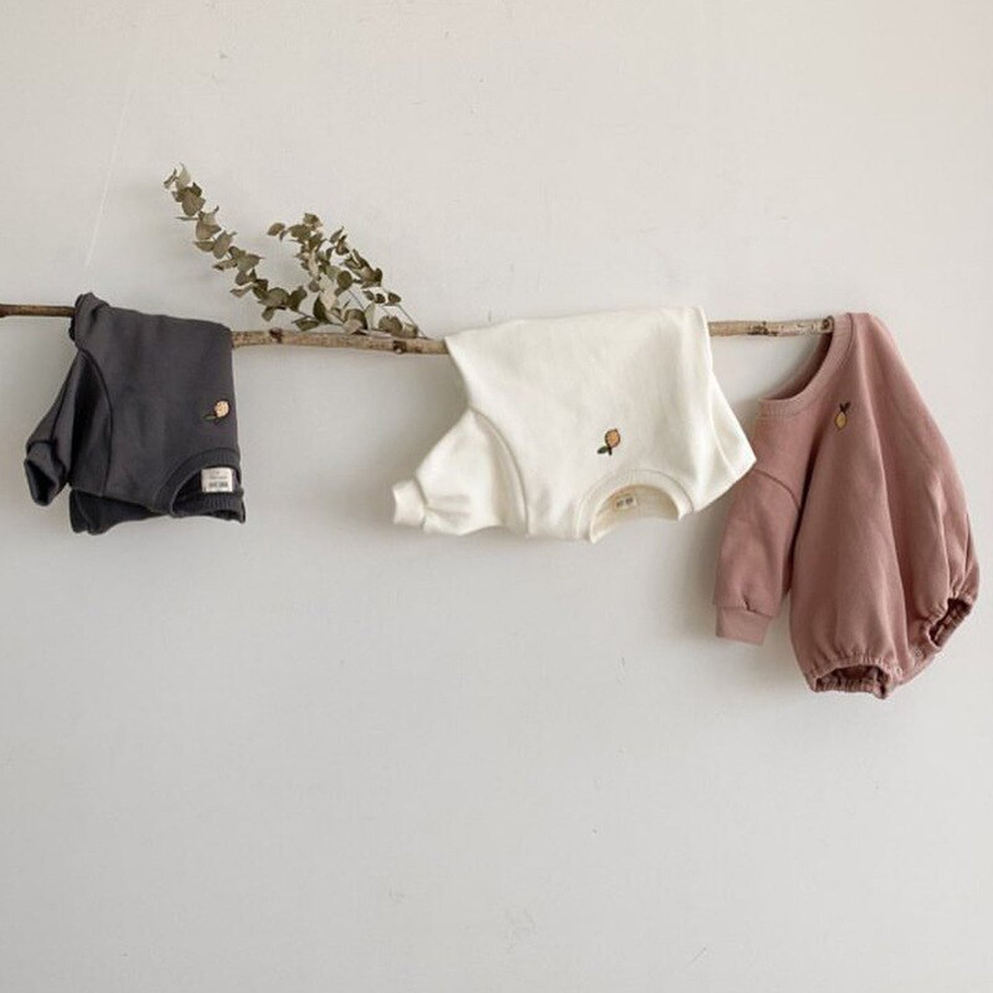 -ベビーロンパース レモン刺繍ワンポイント 長袖ボディスーツ グレー/ホワイト/ピンク/3カラー - mamahalo shop - 長袖ロンパース -  べビー服 - 子供服 - 男の子 - 女の子