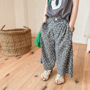 キッズの小花柄ワイドクロップドパンツ（チャコール系）ウエストにギャザー
