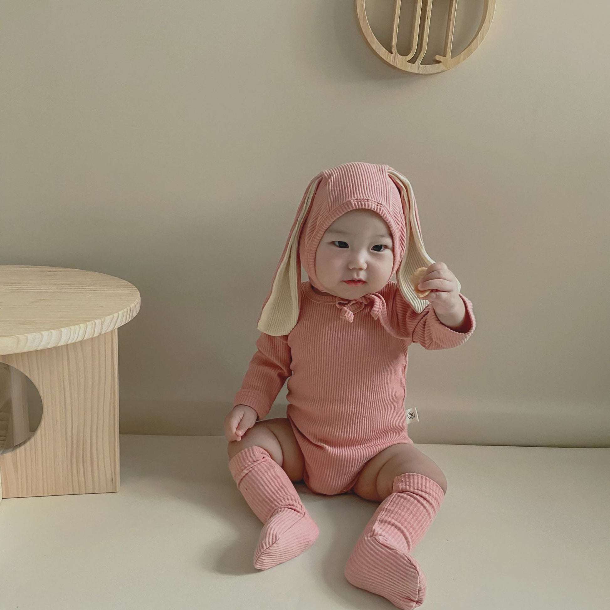 -ベビーロンパース しっぽ付き 長袖ロンパース うさ耳帽子 お揃い靴下 3点セット【mh0000384】 - mamahalo shop - 長袖ロンパース -  べビー服 - 子供服 - 男の子 - 女の子