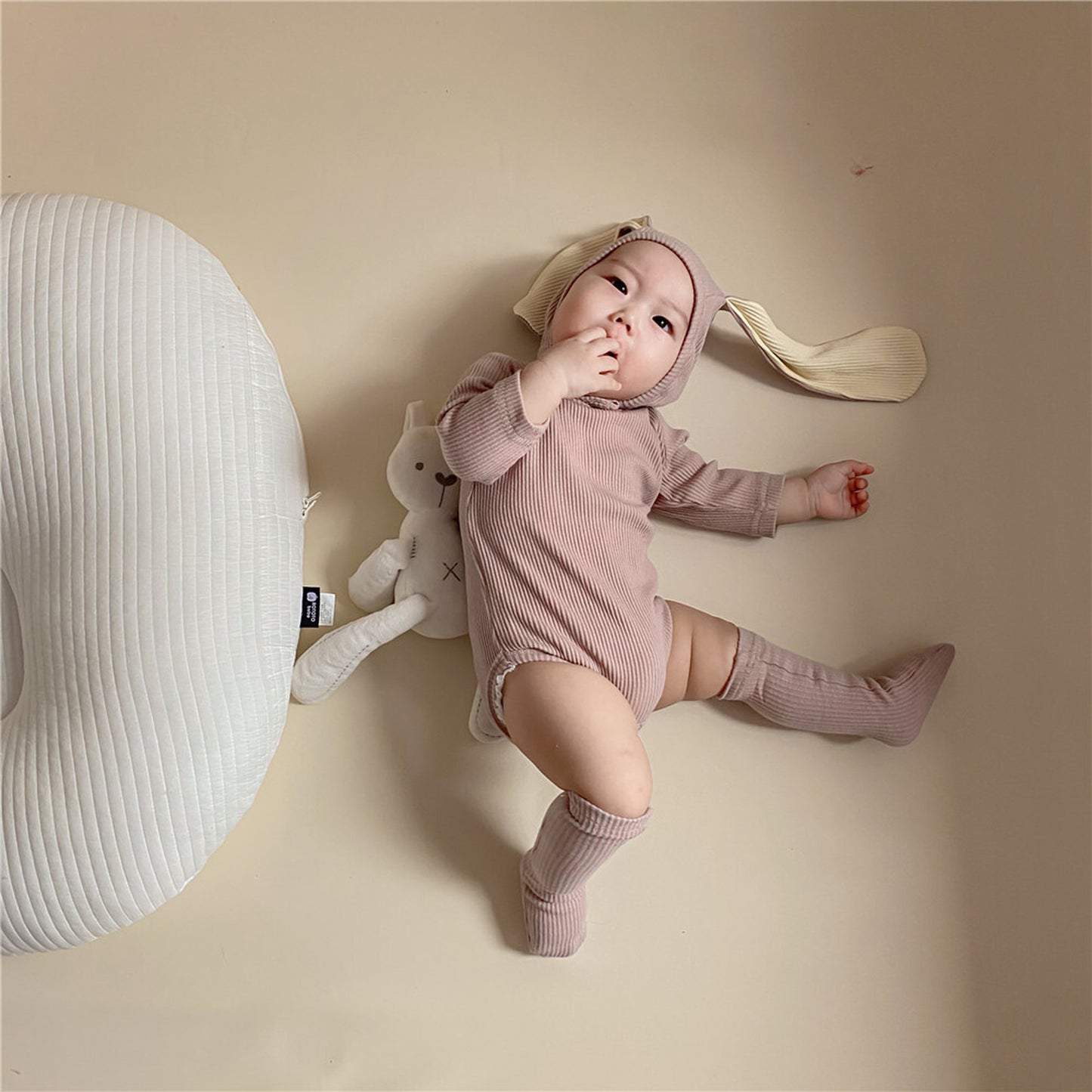 -ベビーロンパース しっぽ付き 長袖ロンパース うさ耳帽子 お揃い靴下 3点セット【mh0000384】 - mamahalo shop - 長袖ロンパース -  べビー服 - 子供服 - 男の子 - 女の子