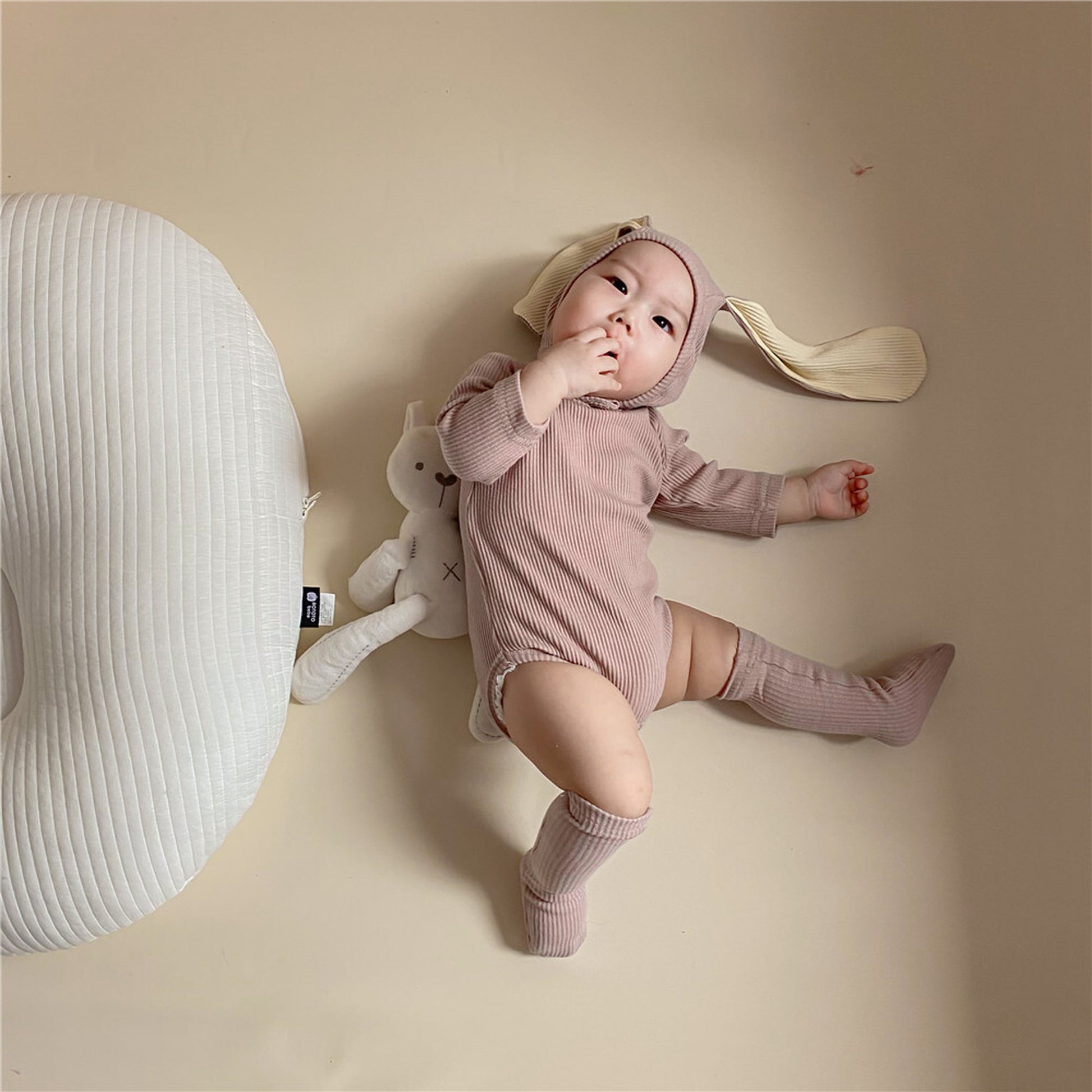 -ベビーロンパース しっぽ付き 長袖ロンパース うさ耳帽子 お揃い靴下 3点セット【mh0000384】 - mamahalo shop - 長袖ロンパース -  べビー服 - 子供服 - 男の子 - 女の子