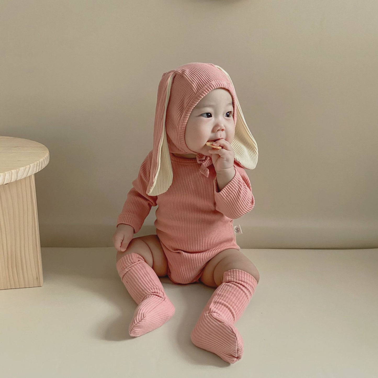 -ベビーロンパース しっぽ付き 長袖ロンパース うさ耳帽子 お揃い靴下 3点セット【mh0000384】 - mamahalo shop - 長袖ロンパース -  べビー服 - 子供服 - 男の子 - 女の子