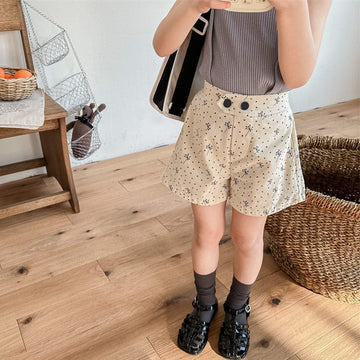 キッズ用ベージュドット柄ショートパンツ。ゆったりシルエット、前ボタン、総柄
