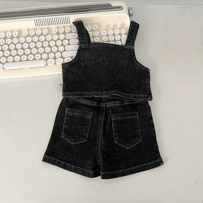 黒デニムのキャミソールとショートパンツ、背中側のデザインが見える