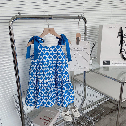 青い幾何花柄のキャミソールワンピース、肩リボン付きでフレアスカート