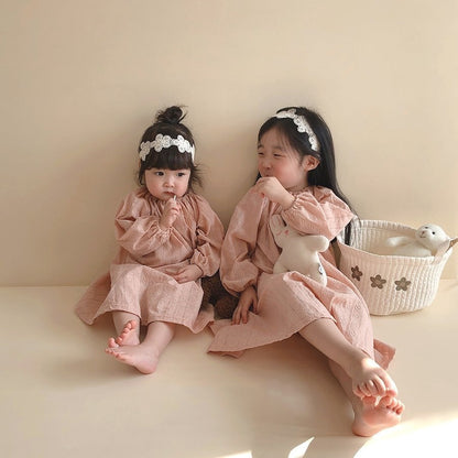 -ベビーキッズ フラワー 刺繍 エプロン ワンピース ロンパース【mh0000064】 - mamahalo shop - 長袖ロンパース -  べビー服 - 子供服 - 男の子 - 女の子