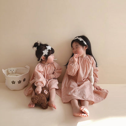 -ベビーキッズ フラワー 刺繍 エプロン ワンピース ロンパース【mh0000064】 - mamahalo shop - 長袖ロンパース -  べビー服 - 子供服 - 男の子 - 女の子