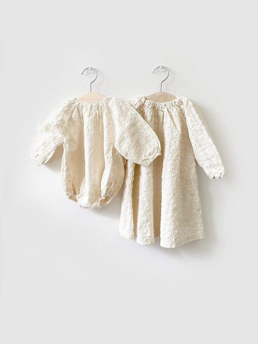 -ベビーキッズ フラワー 刺繍 エプロン ワンピース ロンパース【mh0000064】 - mamahalo shop - 長袖ロンパース -  べビー服 - 子供服 - 男の子 - 女の子